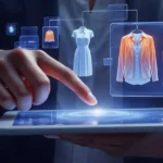 Persona utilizando una tablet para seleccionar ropa en una tienda online con interfaz digital futurista